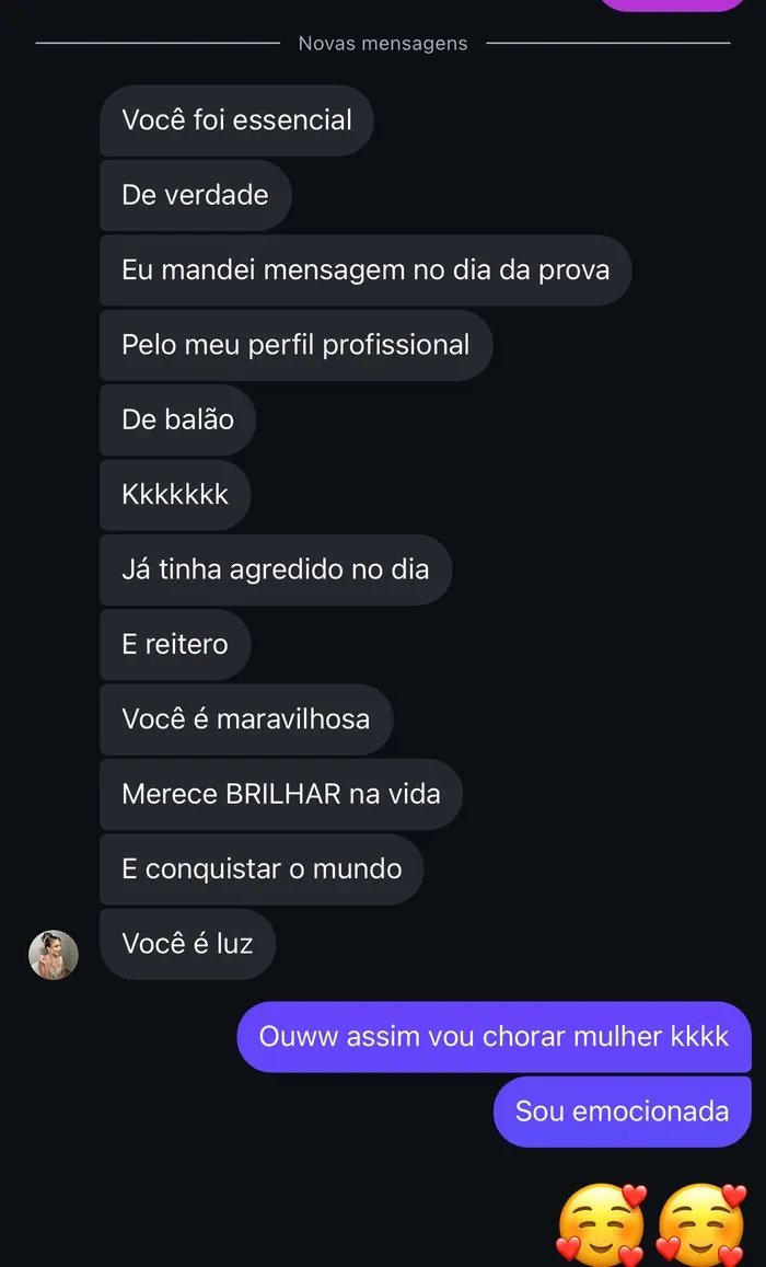Conversa em que a aluna diz que a professora foi essencial e se emociona com a aprovação.